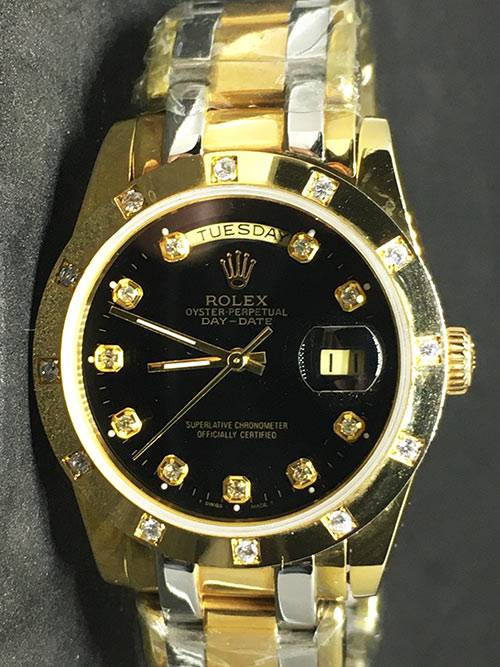 Replica de reloj Rolex Day-Date 04 (37mm) Gold Diamonds (Esfera Negra) Oro rosa y oro blanco (Automático)